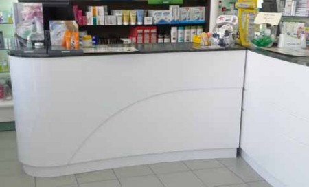 Mostrador de farmacia decorado con vinilo de color 2